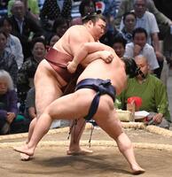 熱海富士（左）がすくい投げで平戸海を下す