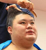 支度部屋に戻り髪を結い直す大の里