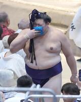 藤ノ川に突き落としで敗れ、厳しい表情で花道を引き揚げる大の里