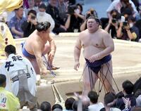 藤ノ川に突き落としで敗れ、顔をしかめる大の里（右）