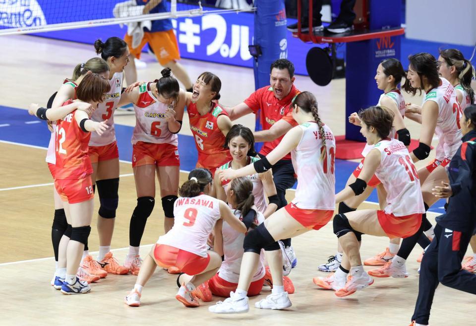 　ポーランドに勝利し、歓喜に沸く日本の選手ら（撮影・中田匡峻）