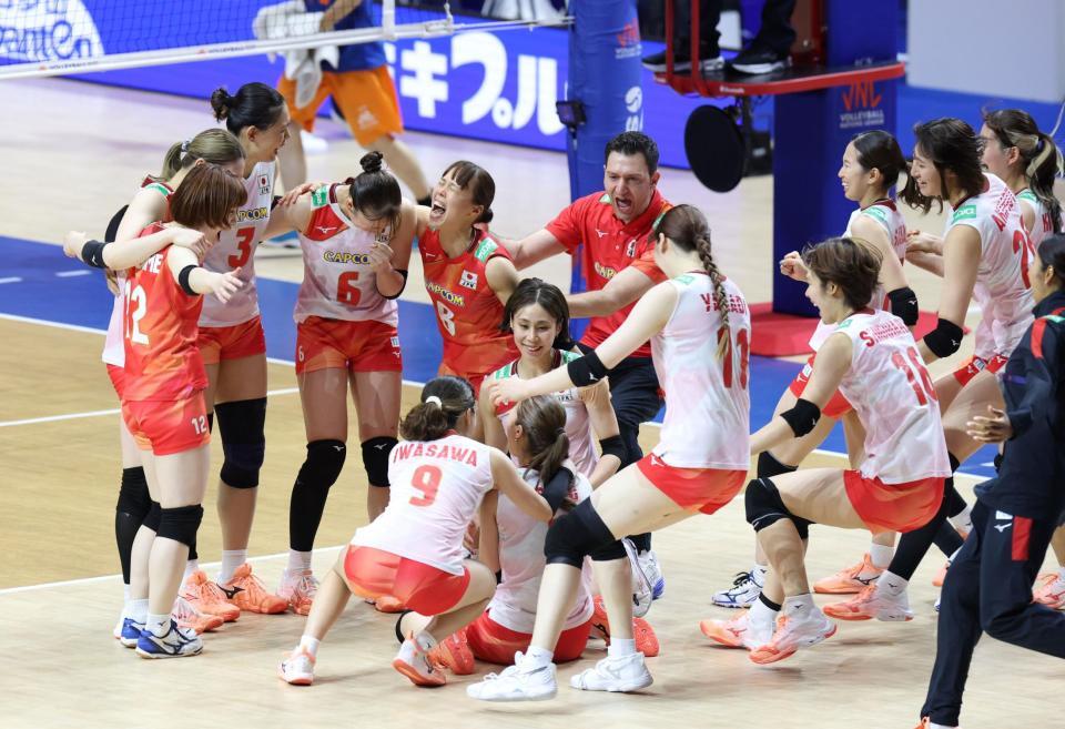 ポーランドに勝利し、歓喜に沸く日本の選手ら（撮影・中田匡峻）