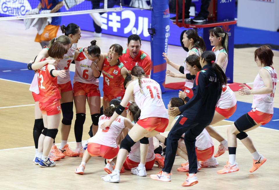ポーランドに勝利し、歓喜に沸く女子バレーボール日本代表の選手ら（撮影・中田匡峻）