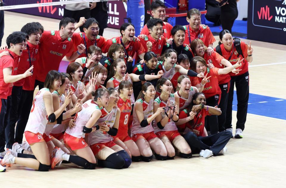 ポーランドに勝利し、笑顔を見せる日本代表の選手ら＝Ａｓｕｅアリーナ大阪（撮影・中田匡峻）