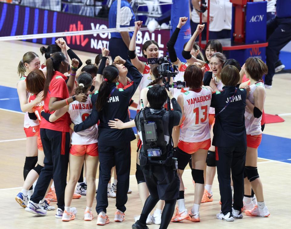 ポーランドに勝利し、選手たちが歓喜に沸く中、日本代表・佐藤淑乃（右）は大号泣（撮影・中田匡峻）