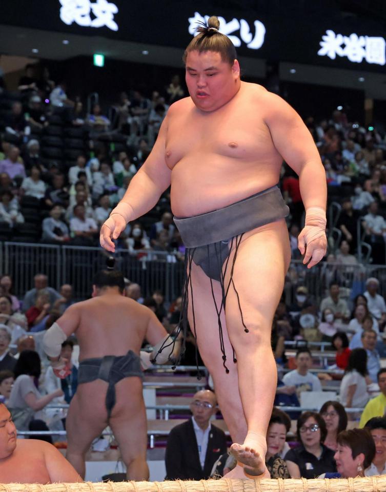 魁清城（奥）を破った旭富士（撮影・立川洋一郎）