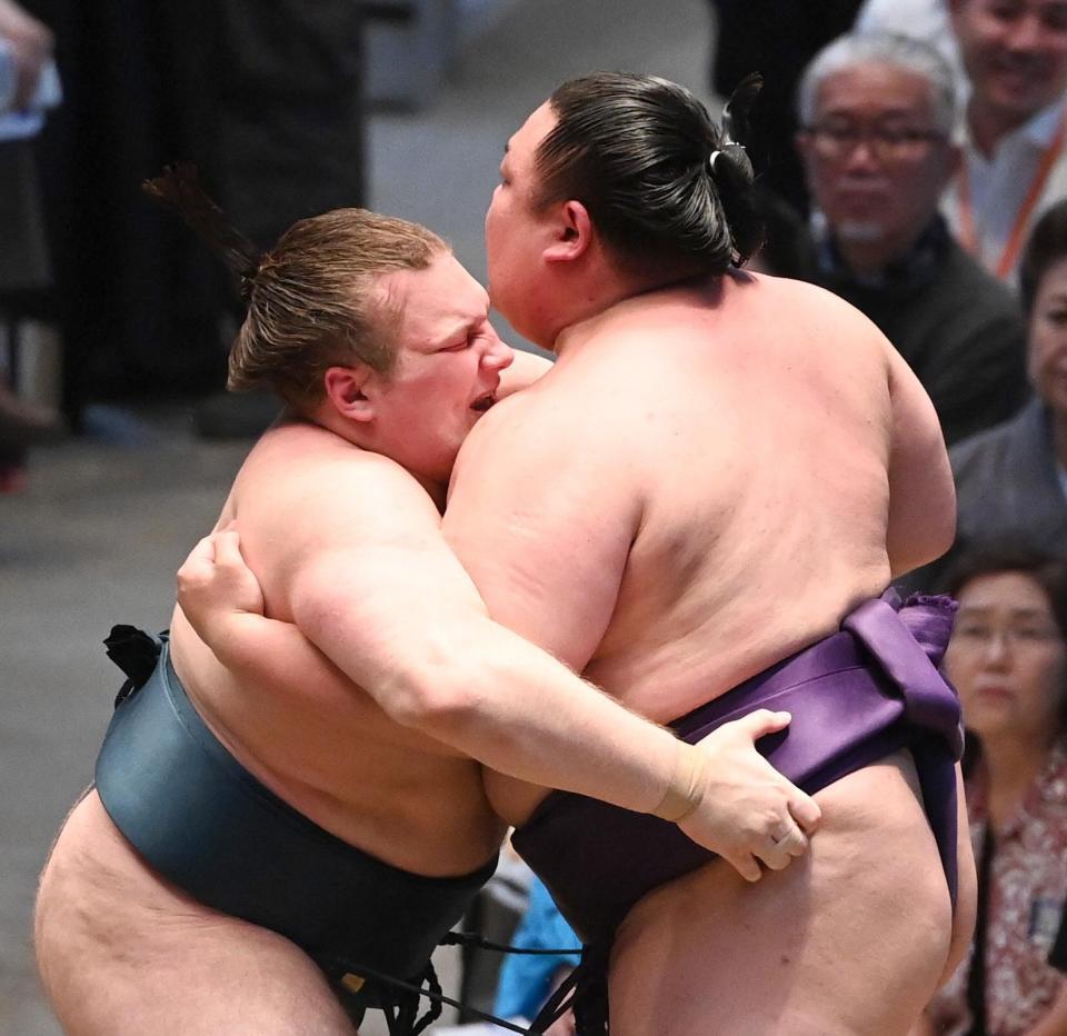 安青錦（左）が寄り切りで美ノ海を下す