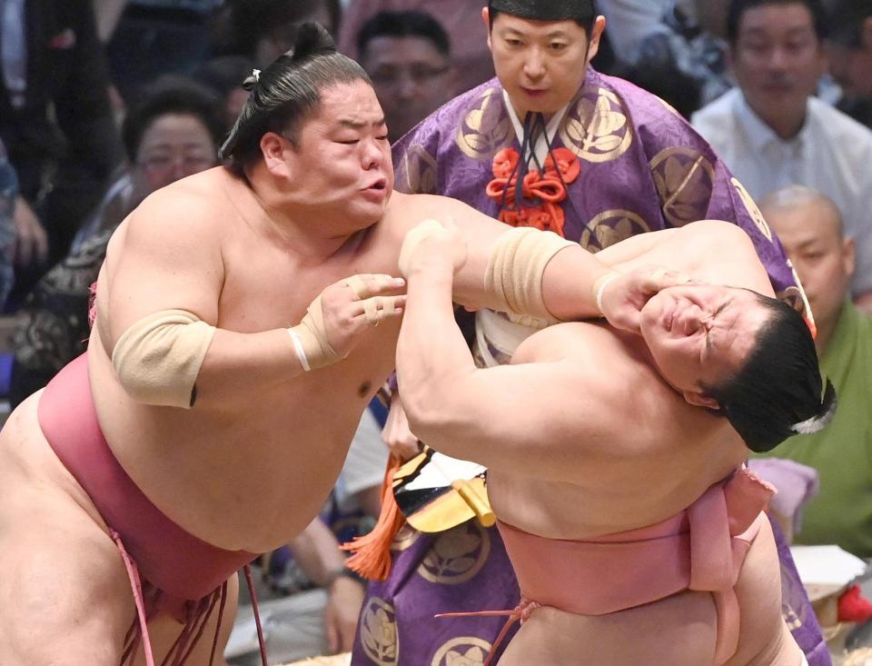 大栄翔（左）が厳しく攻め、小手投げで宇良を破る