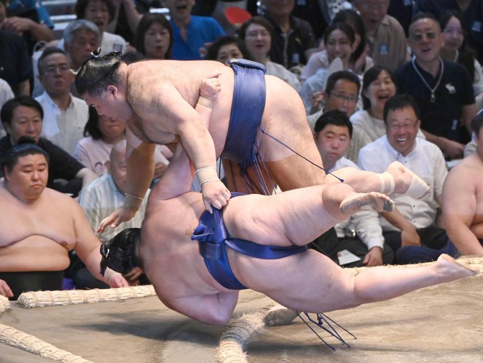 高安（上）が上手投げで狼雅を破る