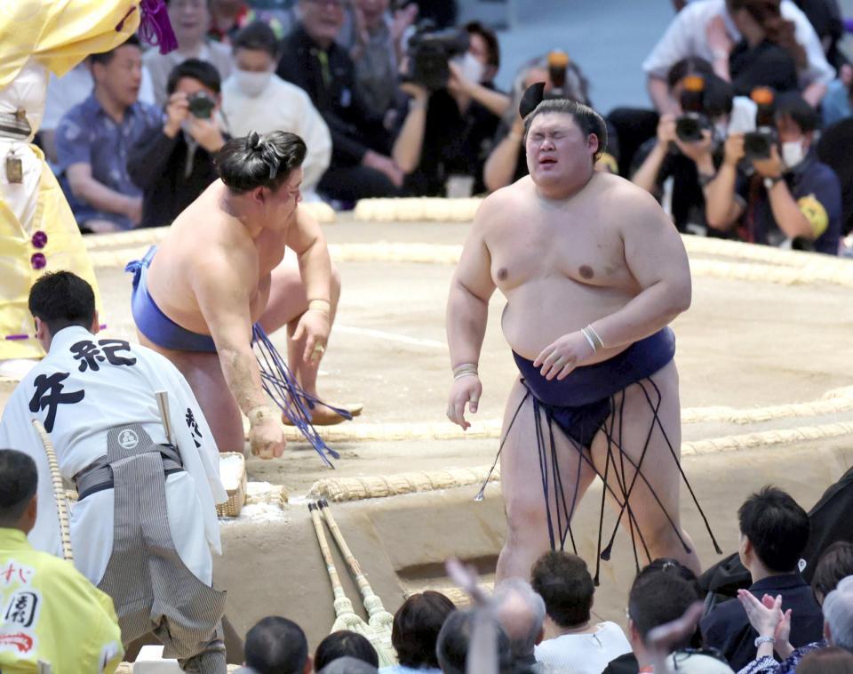 藤ノ川に突き落としで敗れ、顔をしかめる大の里（右）