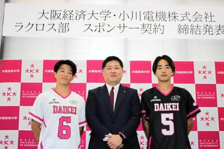 （左から）筒井共同主将、小川社長、松本共同主将