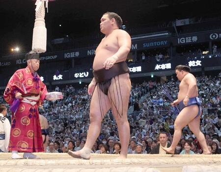 藤ノ川（右）に突き落としで敗れた豊昇龍