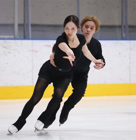 公開練習をする本田真凜と宇野昌磨（撮影・佐々木彰尚）