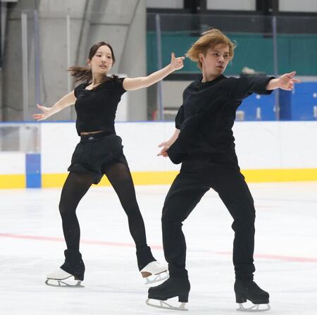 公開練習をする本田真凜と宇野昌磨（撮影・佐々木彰尚）