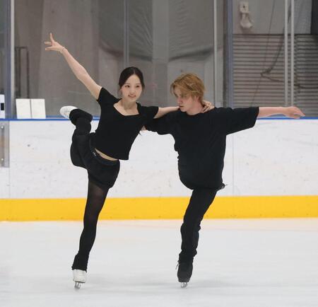 公開練習をする本田真凜と宇野昌磨＝東京辰巳アイスアリーナ（撮影・佐々木彰尚）