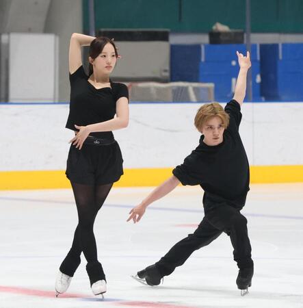 公開練習をする本田真凜と宇野昌磨（撮影・佐々木彰尚）