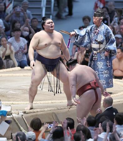 隆の勝（手前）を押し出しで下した大の里