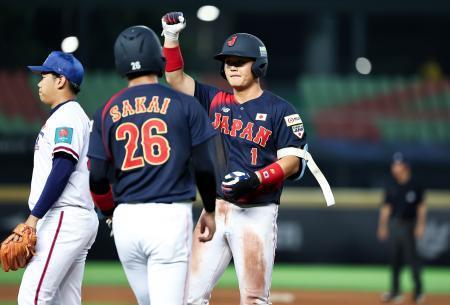 　台湾戦の六回、適時打を放ってガッツポーズする日本の渡部海＝１４日、台中（侍ジャパン提供・ゲッティ＝共同）