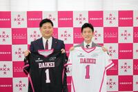 小川社長（左）と山本俊一郎大経大学長