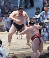 大の里（左）が押し出しで隆の勝を下す