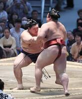 大の里（左）が押し出しで隆の勝を下す