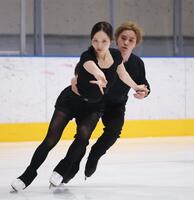 公開練習をする本田真凜と宇野昌磨（撮影・佐々木彰尚）