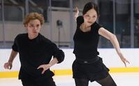 公開練習をする本田真凜と宇野昌磨（撮影・佐々木彰尚）