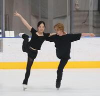 公開練習をする本田真凜と宇野昌磨＝東京辰巳アイスアリーナ（撮影・佐々木彰尚）