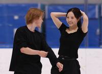 公開練習をする本田真凜と宇野昌磨（撮影・佐々木彰尚）