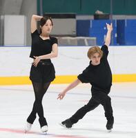 公開練習をする本田真凜と宇野昌磨（撮影・佐々木彰尚）