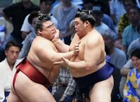 　隆の勝（左）を攻める大の里。押し出しで下す