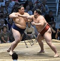 　隆の勝（右）を攻める大の里。押し出しで下す