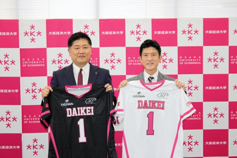 小川社長（左）と山本俊一郎大経大学長