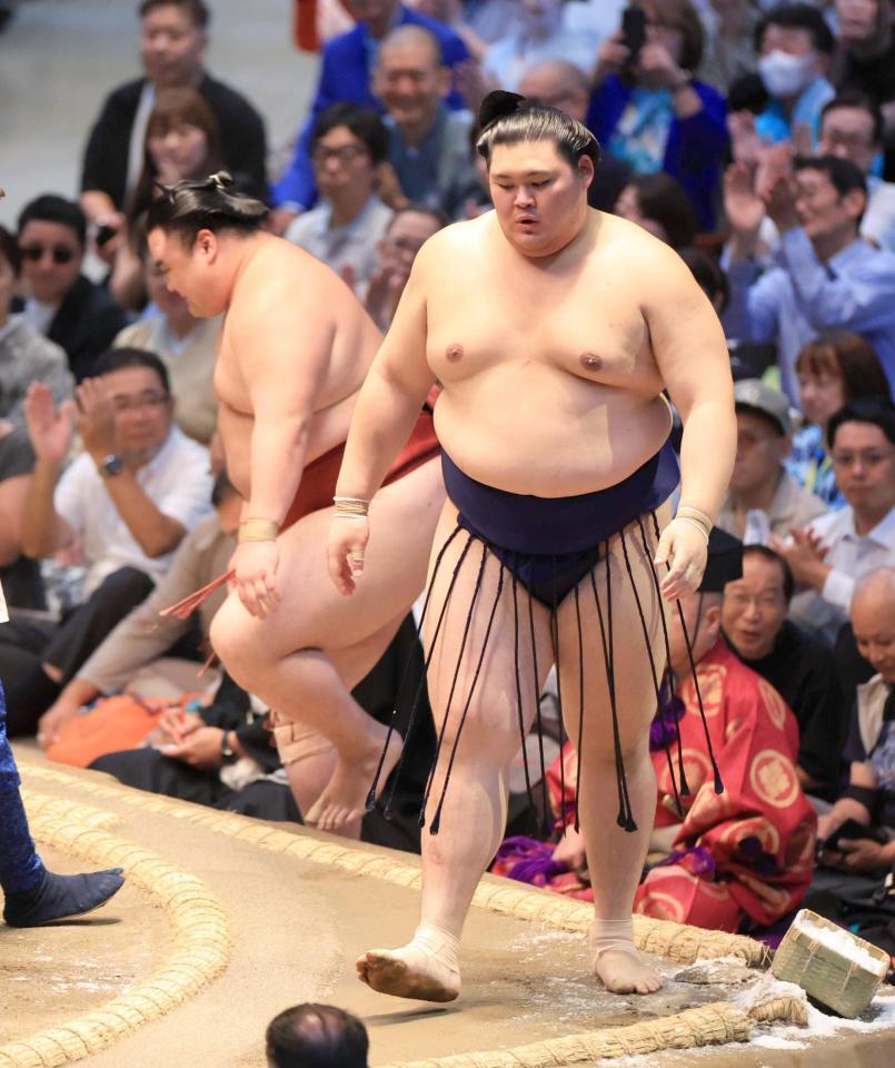 隆の勝㊧を押し出しで下した大の里