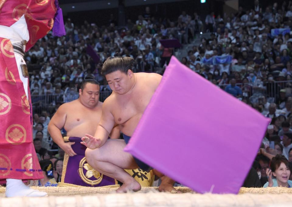豊昇龍を破り、座布団が舞う中で勝ち名乗りを受ける藤ノ川