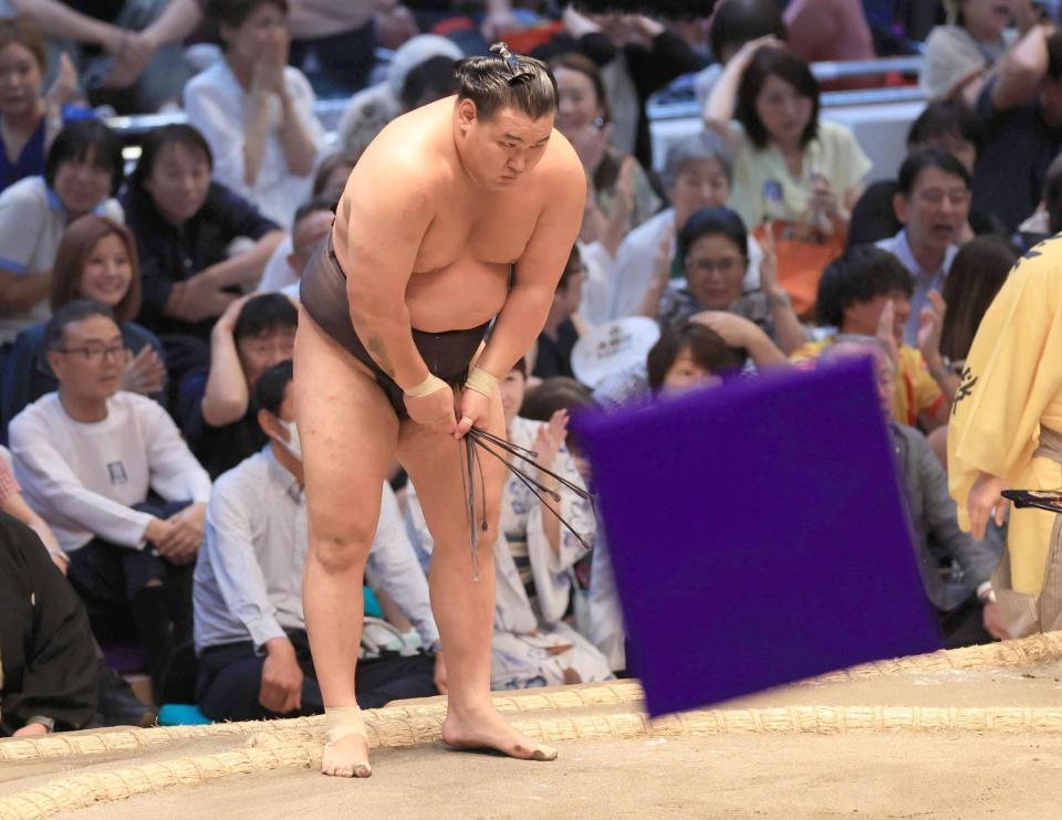 藤ノ川に突き落としで敗れ、一礼する豊昇龍