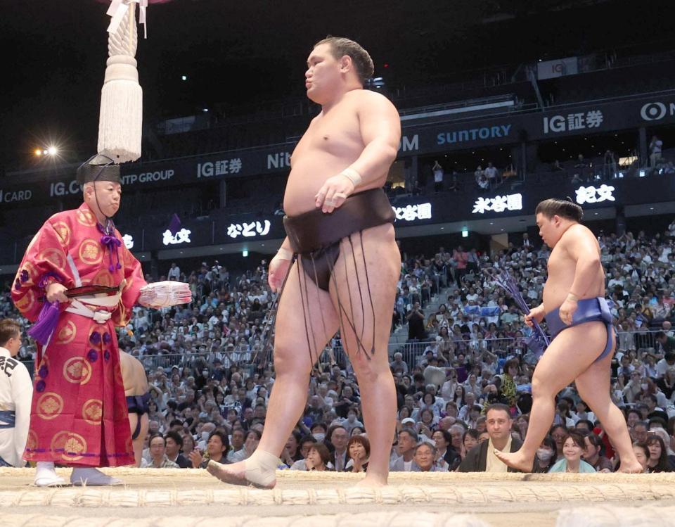藤ノ川（右）に突き落としで敗れた豊昇龍