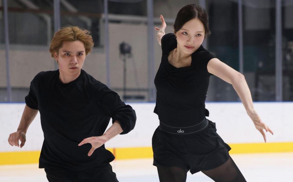 公開練習をする本田真凜と宇野昌磨（撮影・佐々木彰尚）
