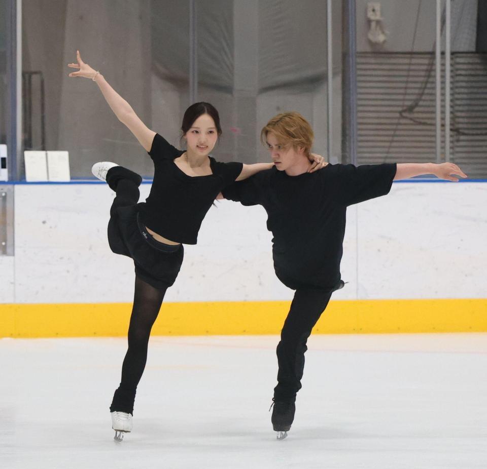 公開練習をする本田真凜と宇野昌磨＝東京辰巳アイスアリーナ（撮影・佐々木彰尚）