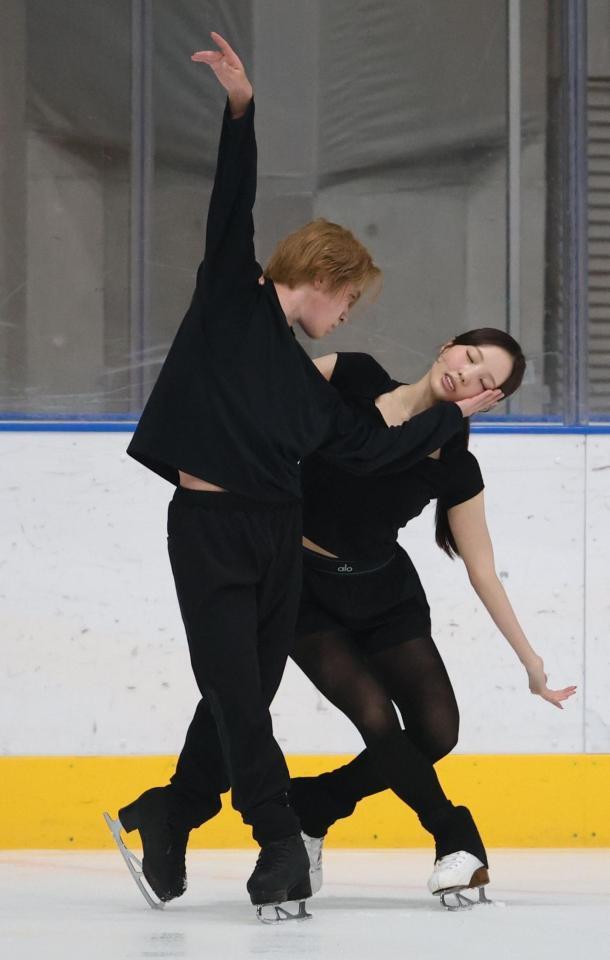 公開練習をする本田真凜と宇野昌磨（撮影・佐々木彰尚）