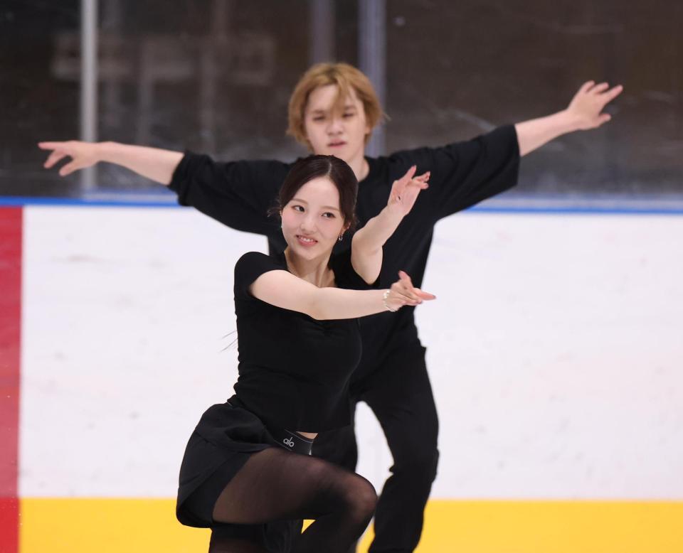 公開練習をする本田真凜と宇野昌磨（撮影・佐々木彰尚）