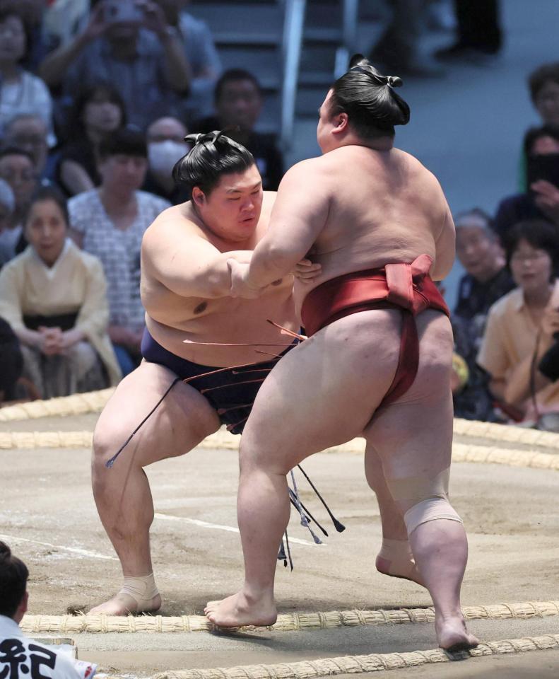 大の里（左）が押し出しで隆の勝を下す