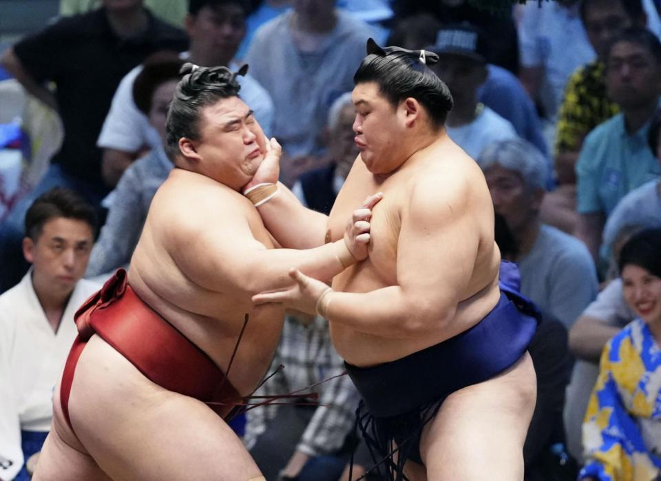 　隆の勝（左）を攻める大の里。押し出しで下す