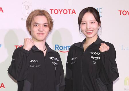 こぶしを握る本田真凜と宇野昌磨（撮影・佐々木彰尚）