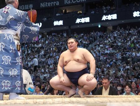 隆の勝を破り、勝ち名乗りを受ける大の里