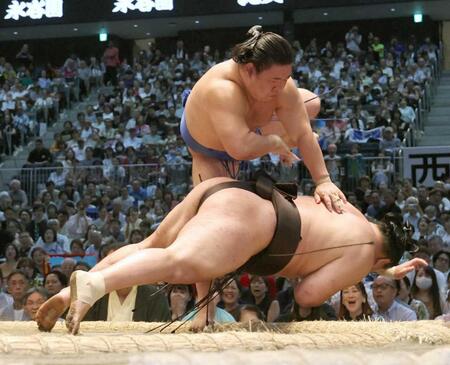 　藤ノ川（上）が突き落としで豊昇龍を破る