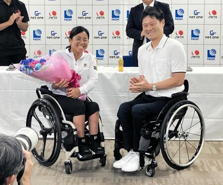 生涯ゴールデンスラムを達成した上地結衣（左）と国枝慎吾さん