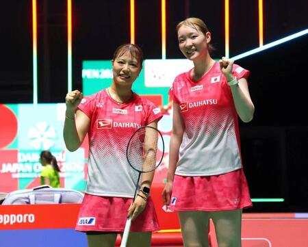 試合に勝利しポーズをとる松本麻佑と福島由紀（左）＝撮影・石井剣太郎