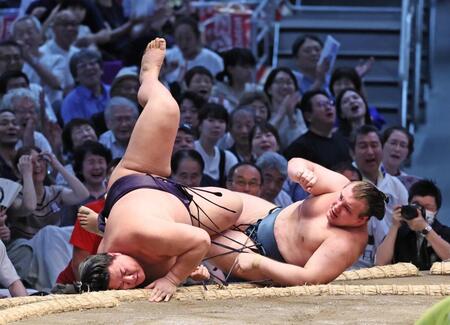 義ノ富士（左）が上手投げで安青錦を破る