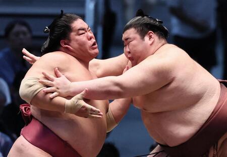 大栄翔（左）と攻め合う熱海富士